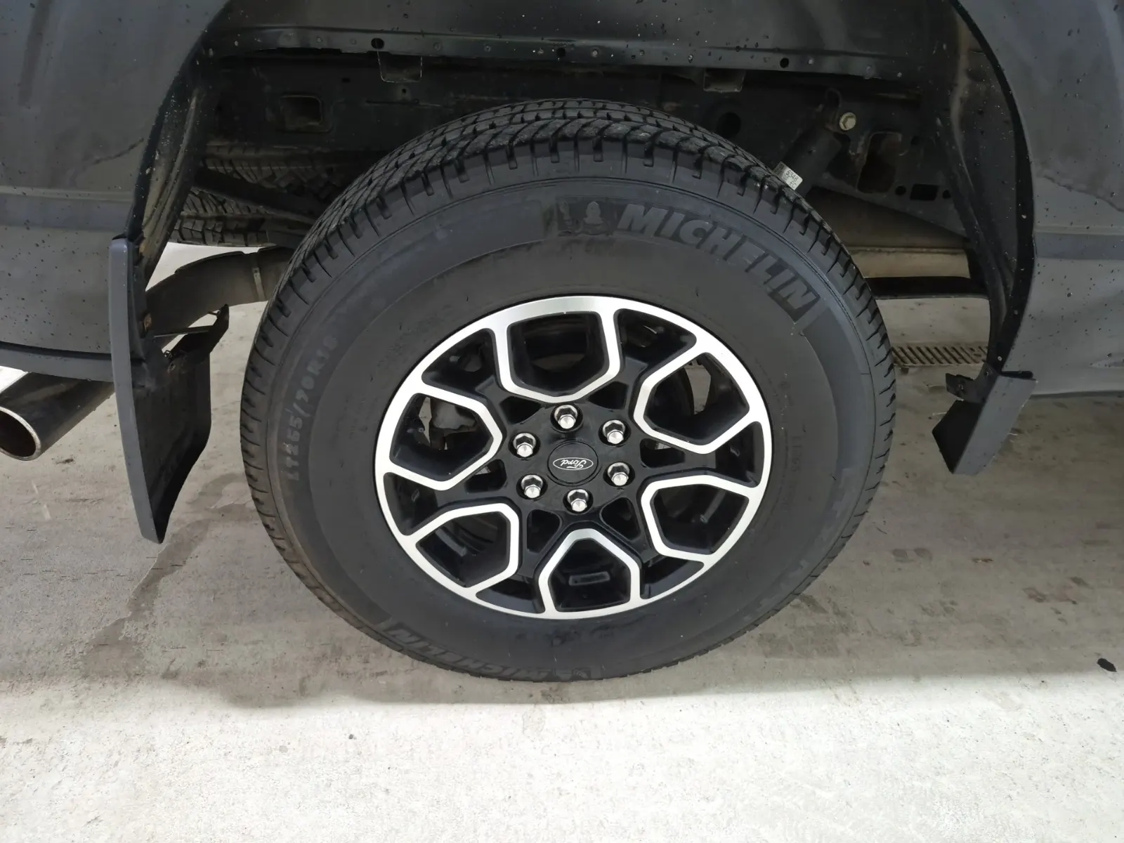 Right Rear Wheel/Tire Photo