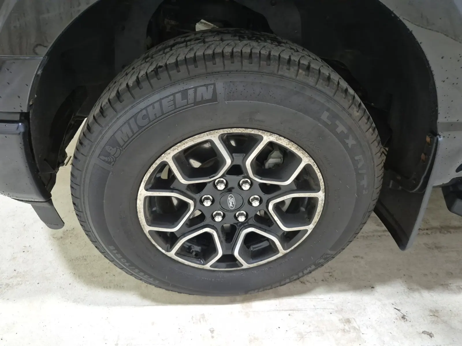 Front driver wheel/tire photo