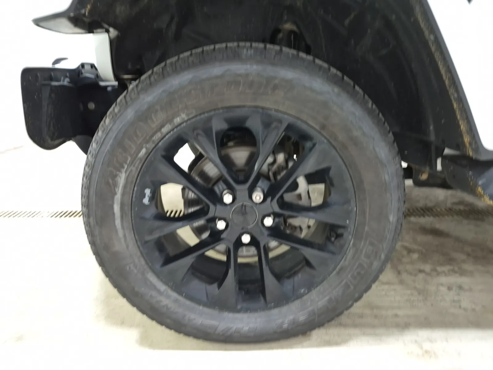 Front driver wheel/tire photo