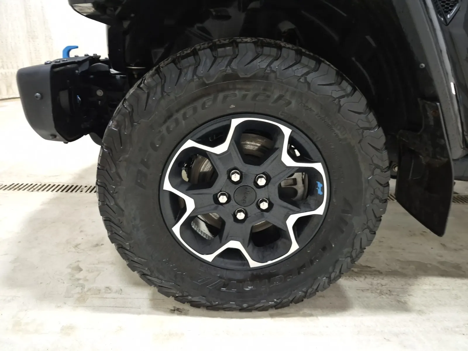 Front driver wheel/tire photo