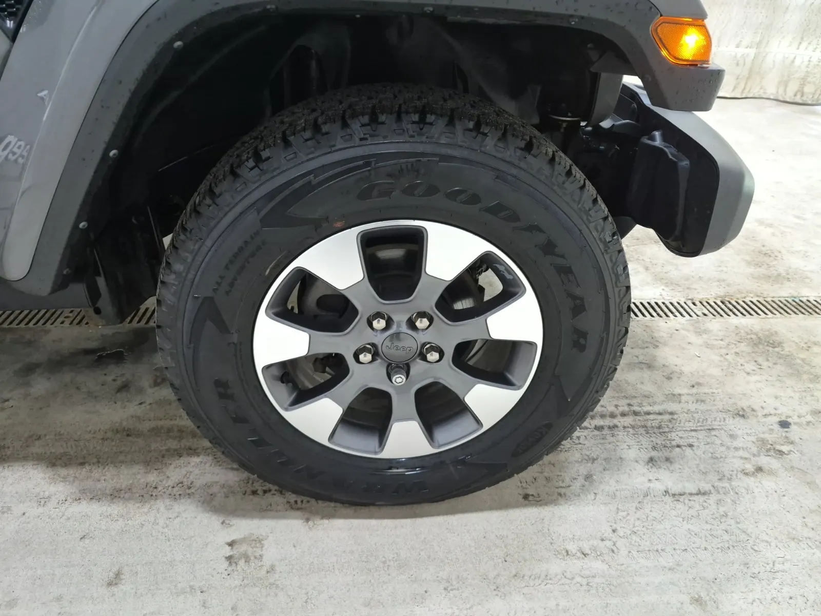 Right Front Wheel/Tire Photo