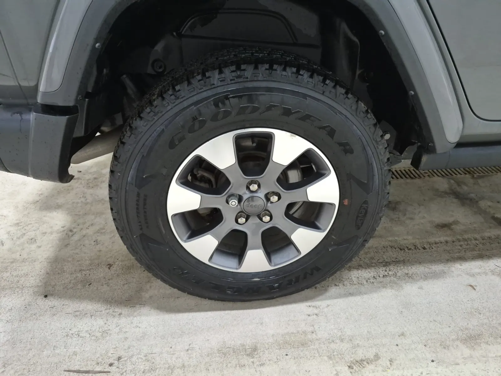 Right Rear Wheel/Tire Photo