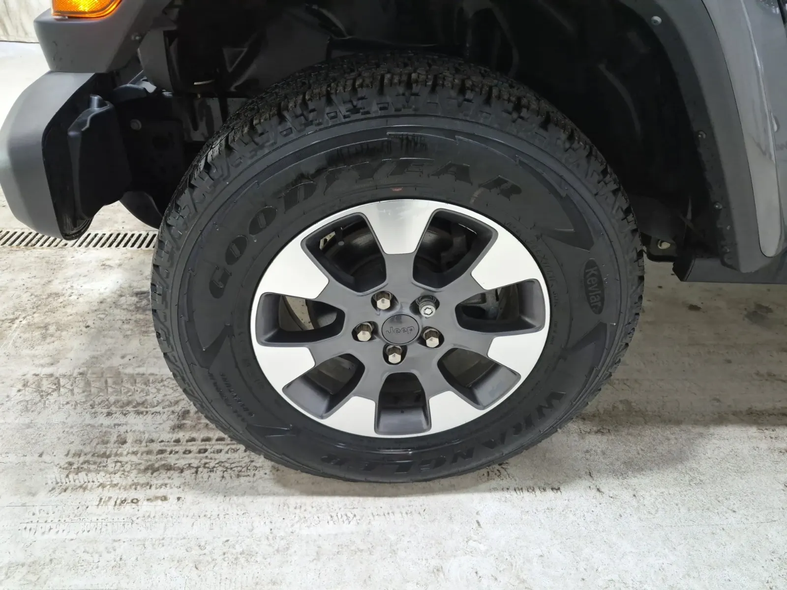 Front driver wheel/tire photo
