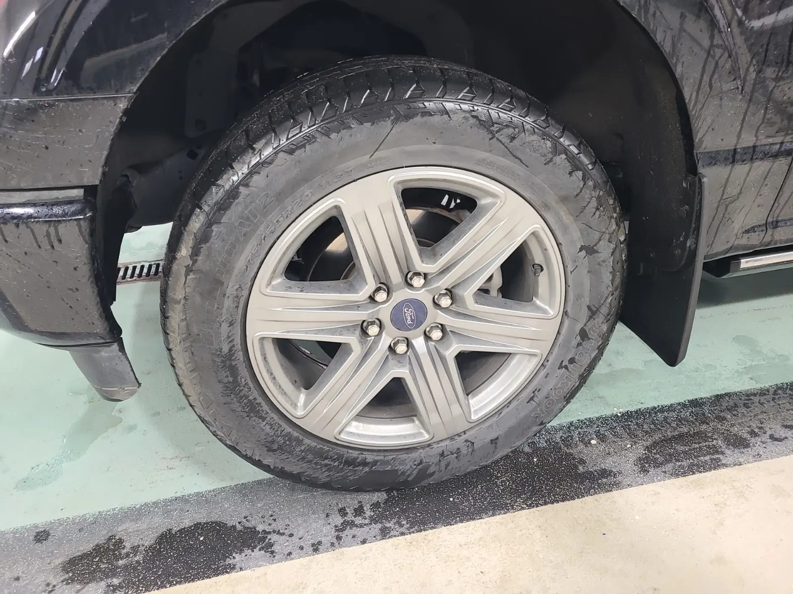 Front driver wheel/tire photo