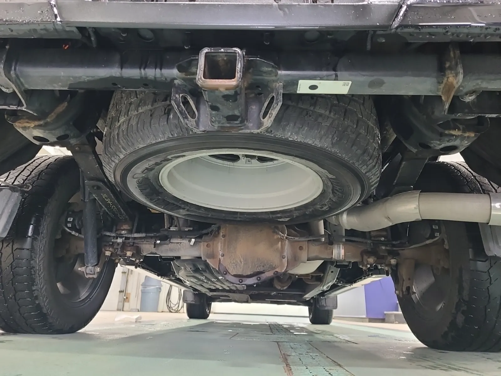 Undercarriage - Rear Photo