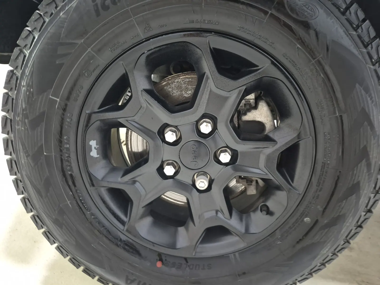 Front driver wheel/tire photo