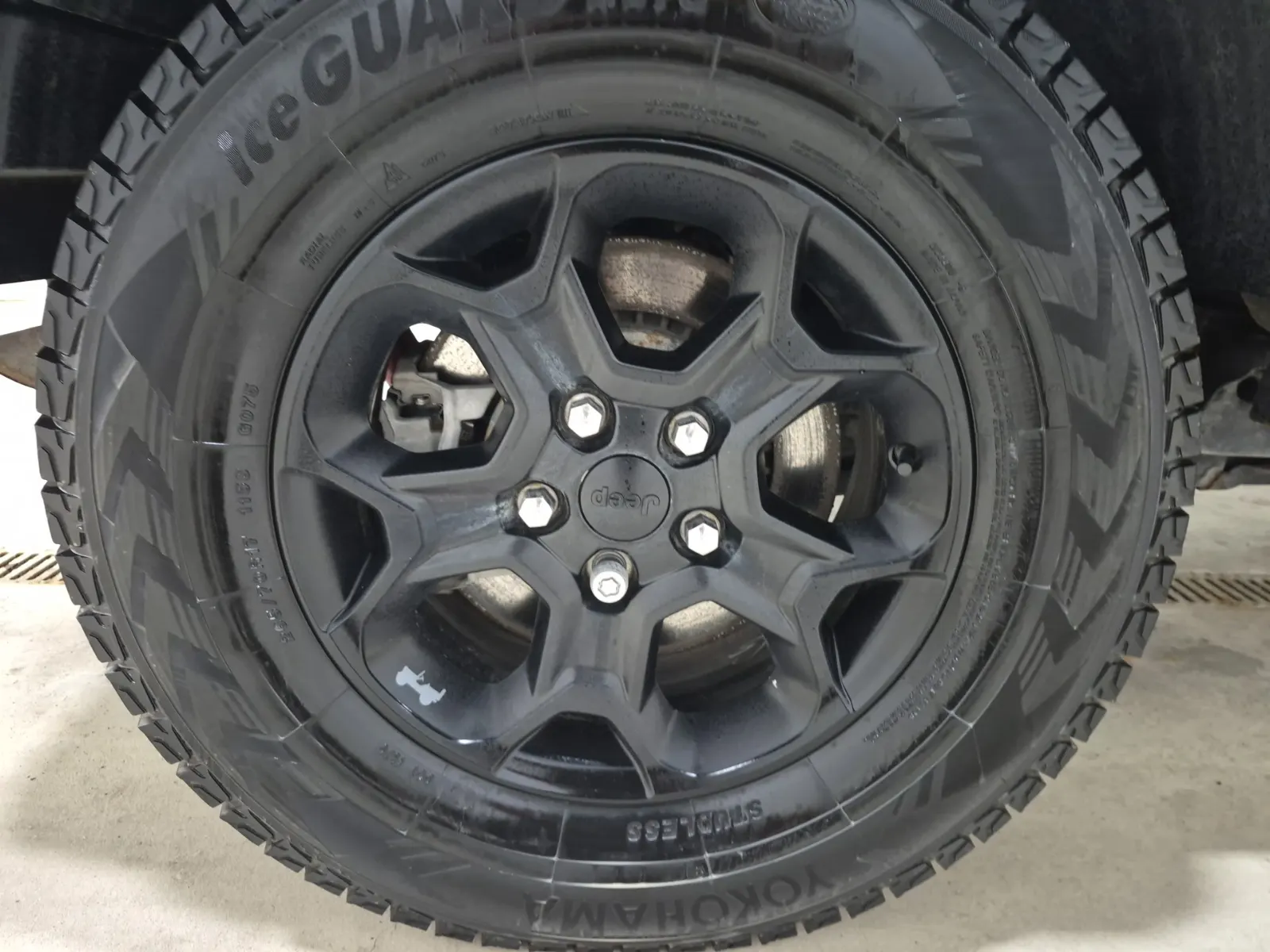 Right Rear Wheel/Tire Photo