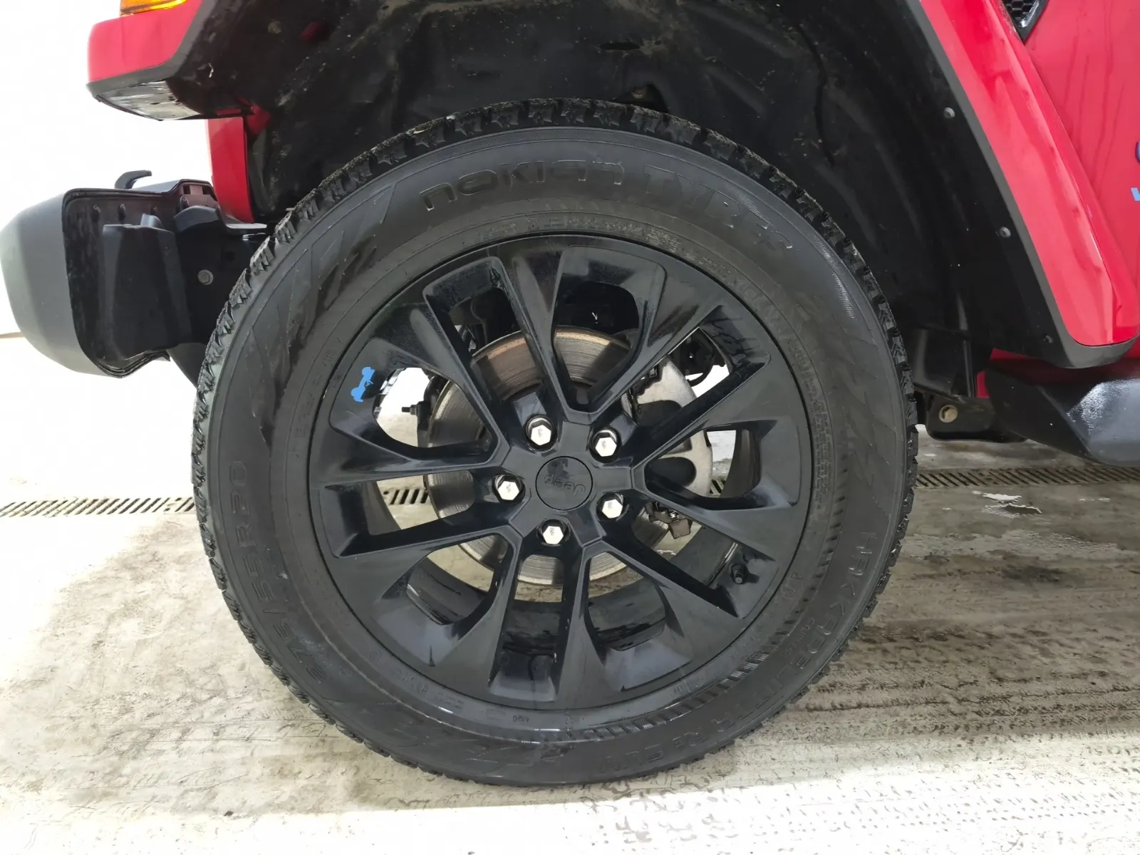 Front driver wheel/tire photo