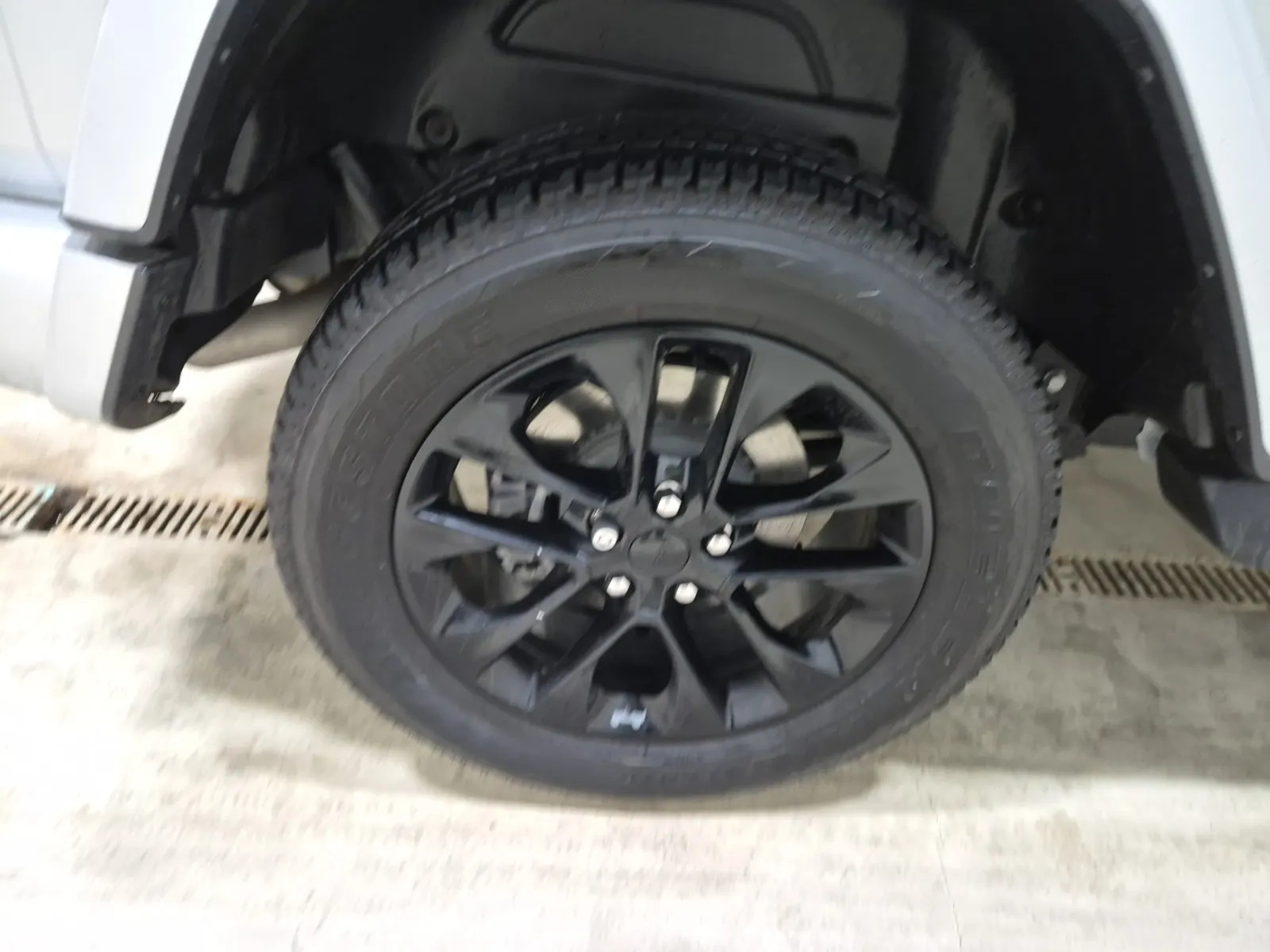 Right Rear Wheel/Tire Photo