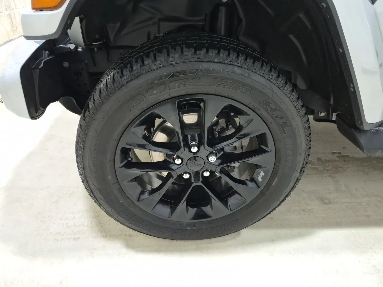 Front driver wheel/tire photo