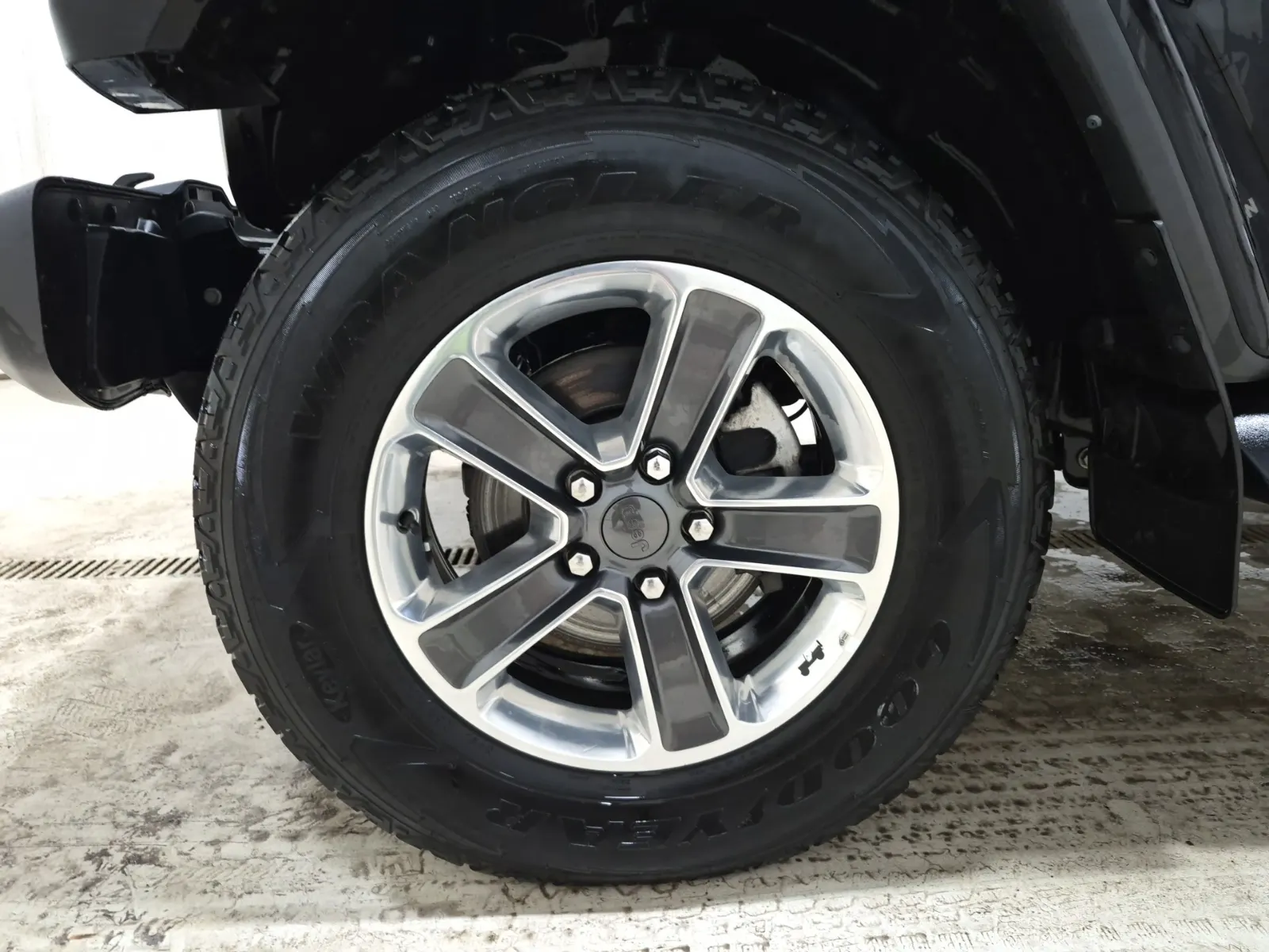 Front driver wheel/tire photo