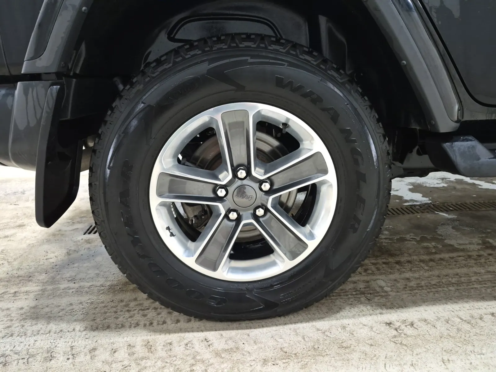 Right Rear Wheel/Tire Photo