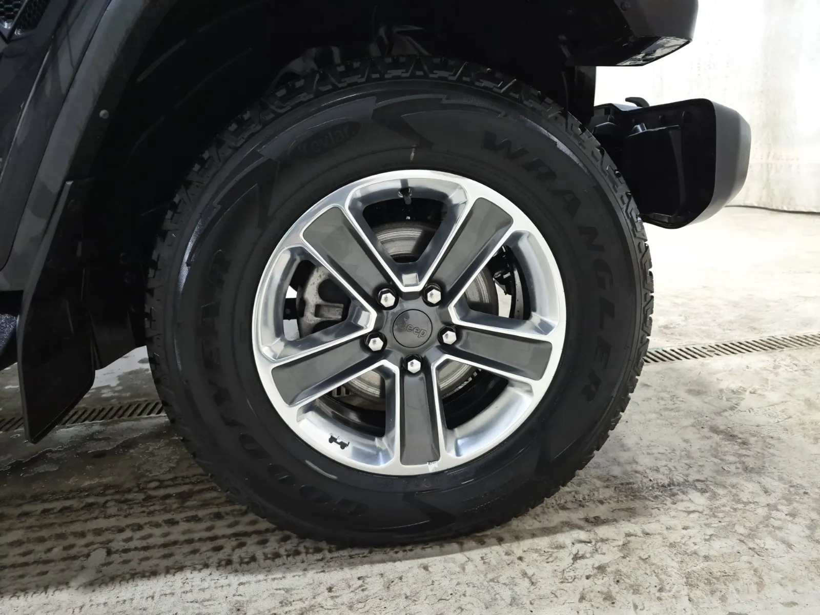 Right Front Wheel/Tire Photo