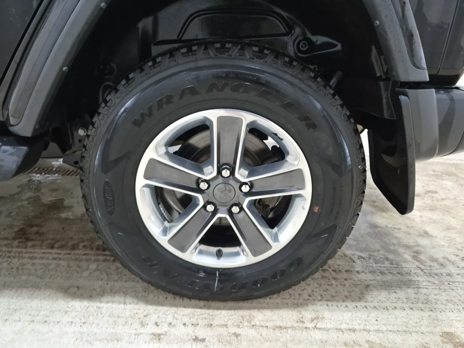 Left Rear Wheel/Tire Photo
