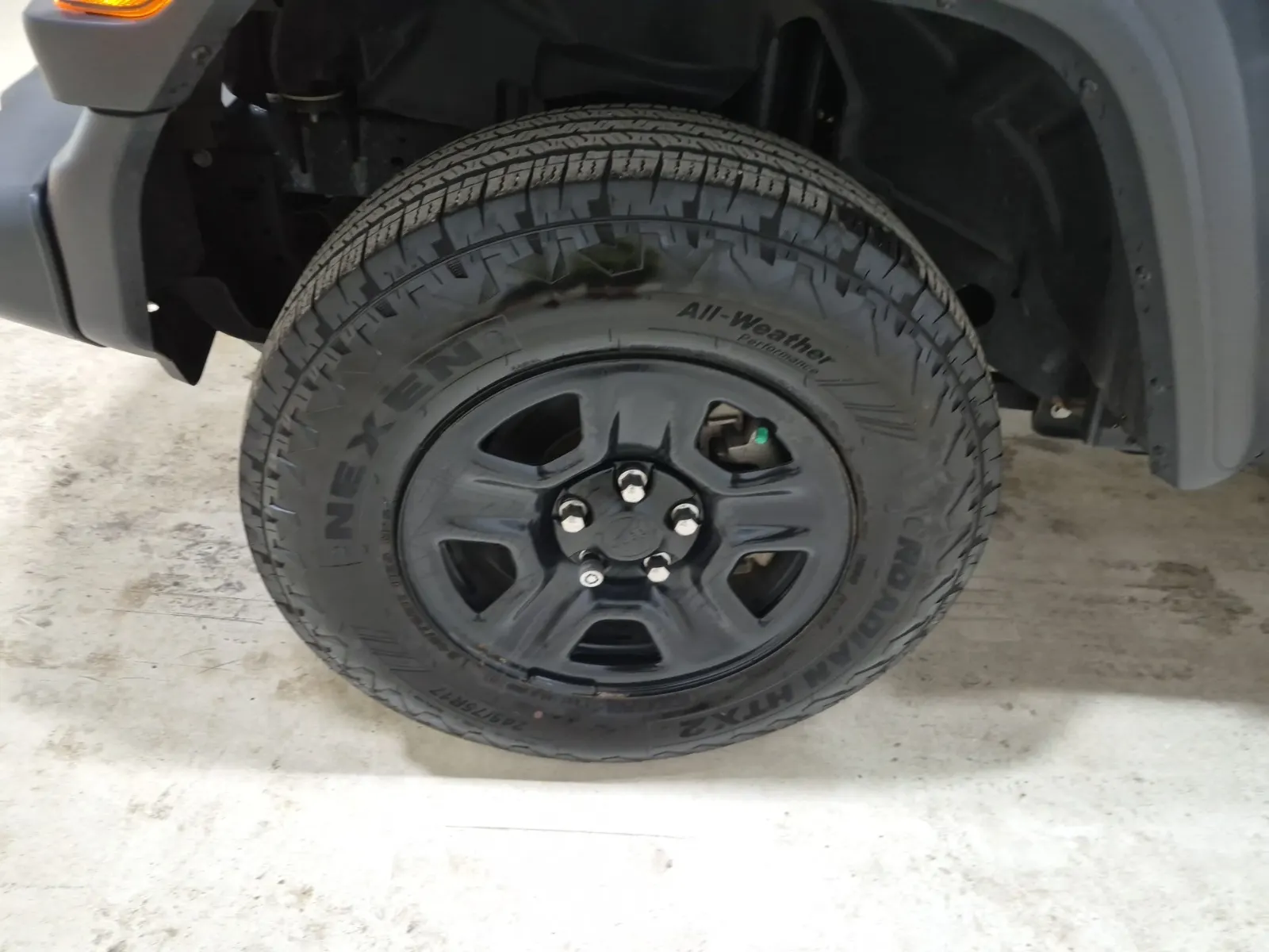 Front driver wheel/tire photo