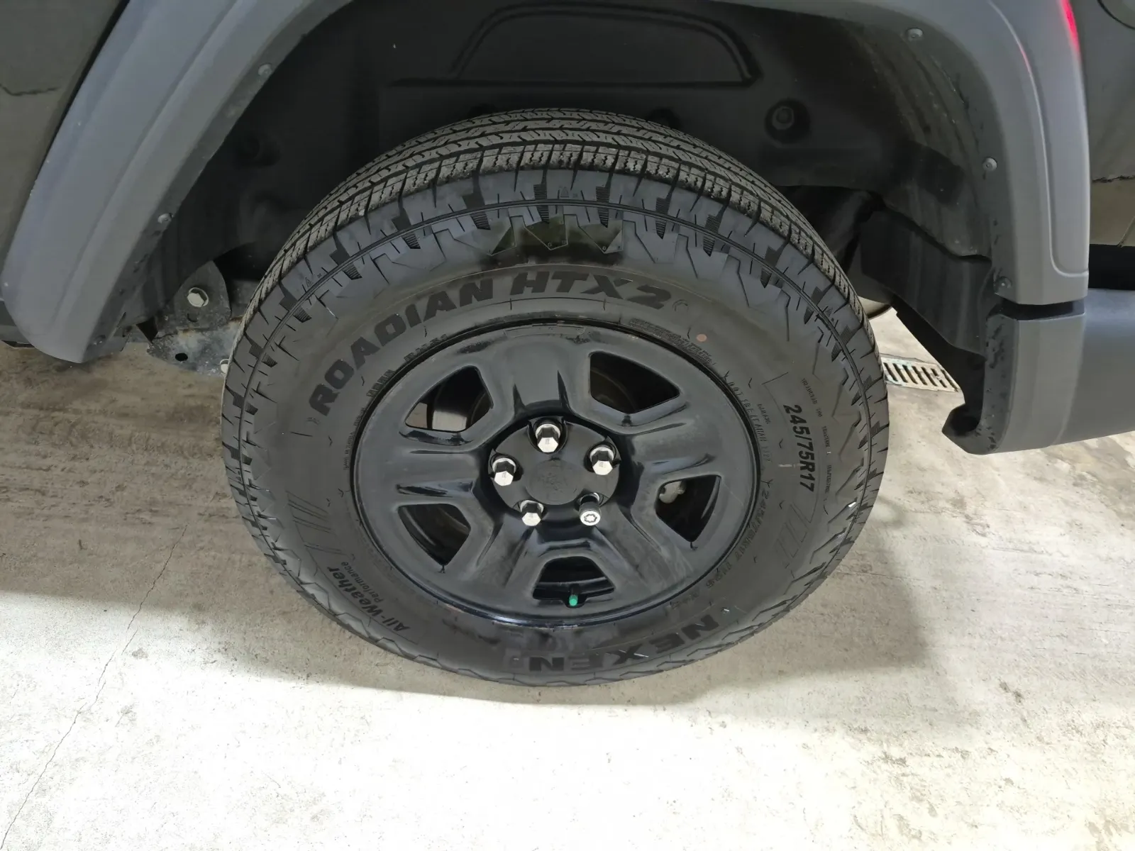 Left Rear Wheel/Tire Photo