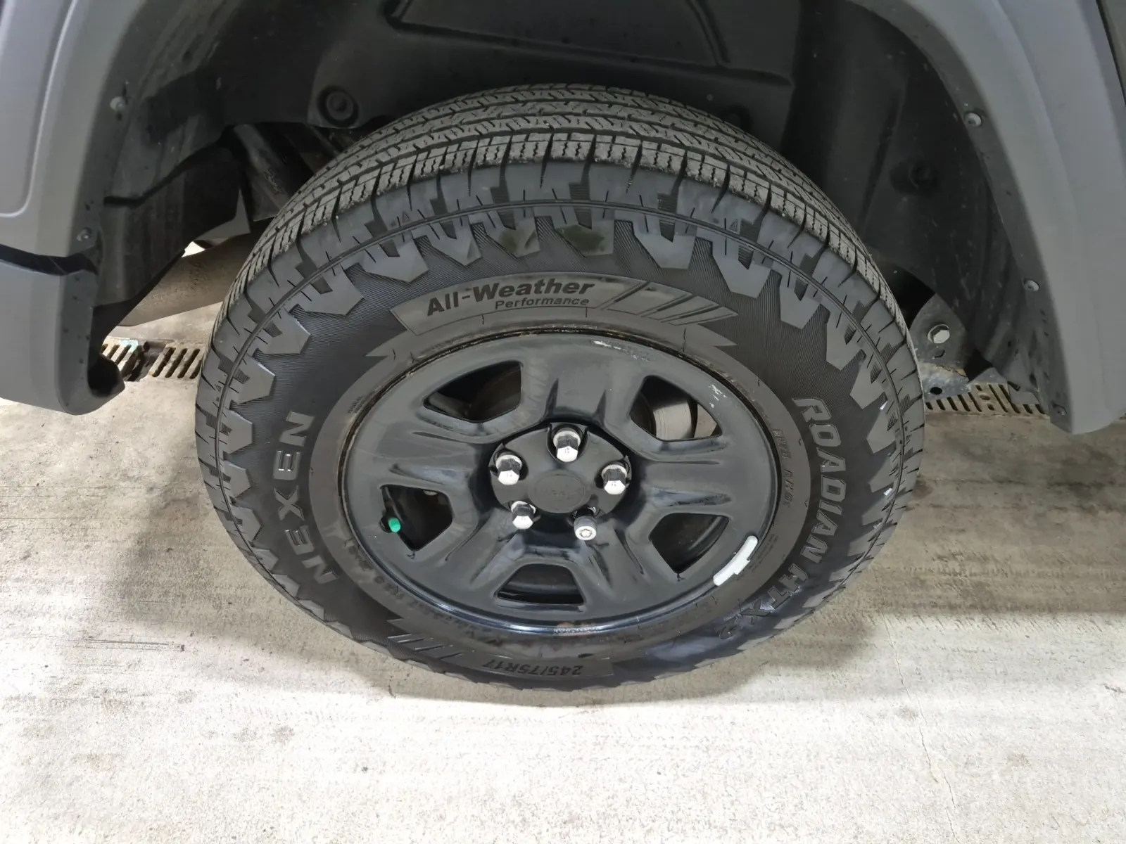 Right Rear Wheel/Tire Photo