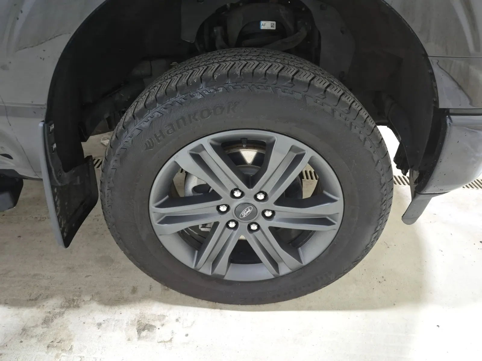 Right Front Wheel/Tire Photo