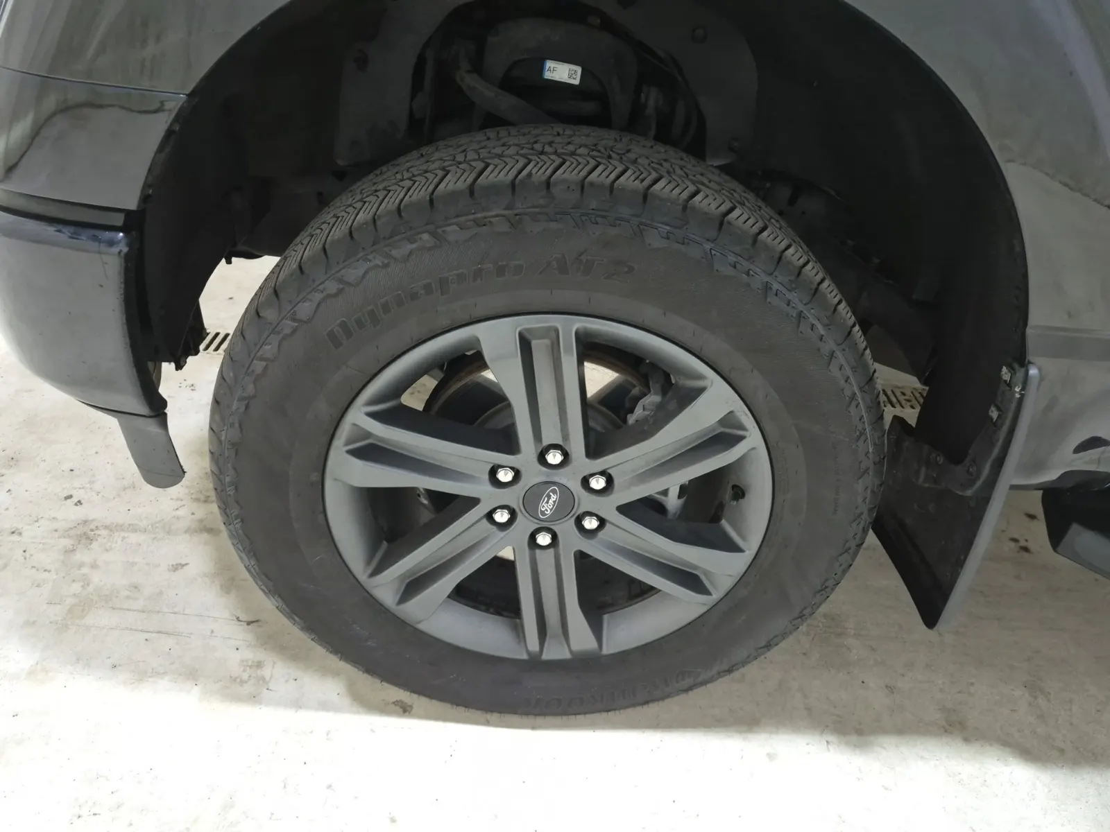 Front driver wheel/tire photo