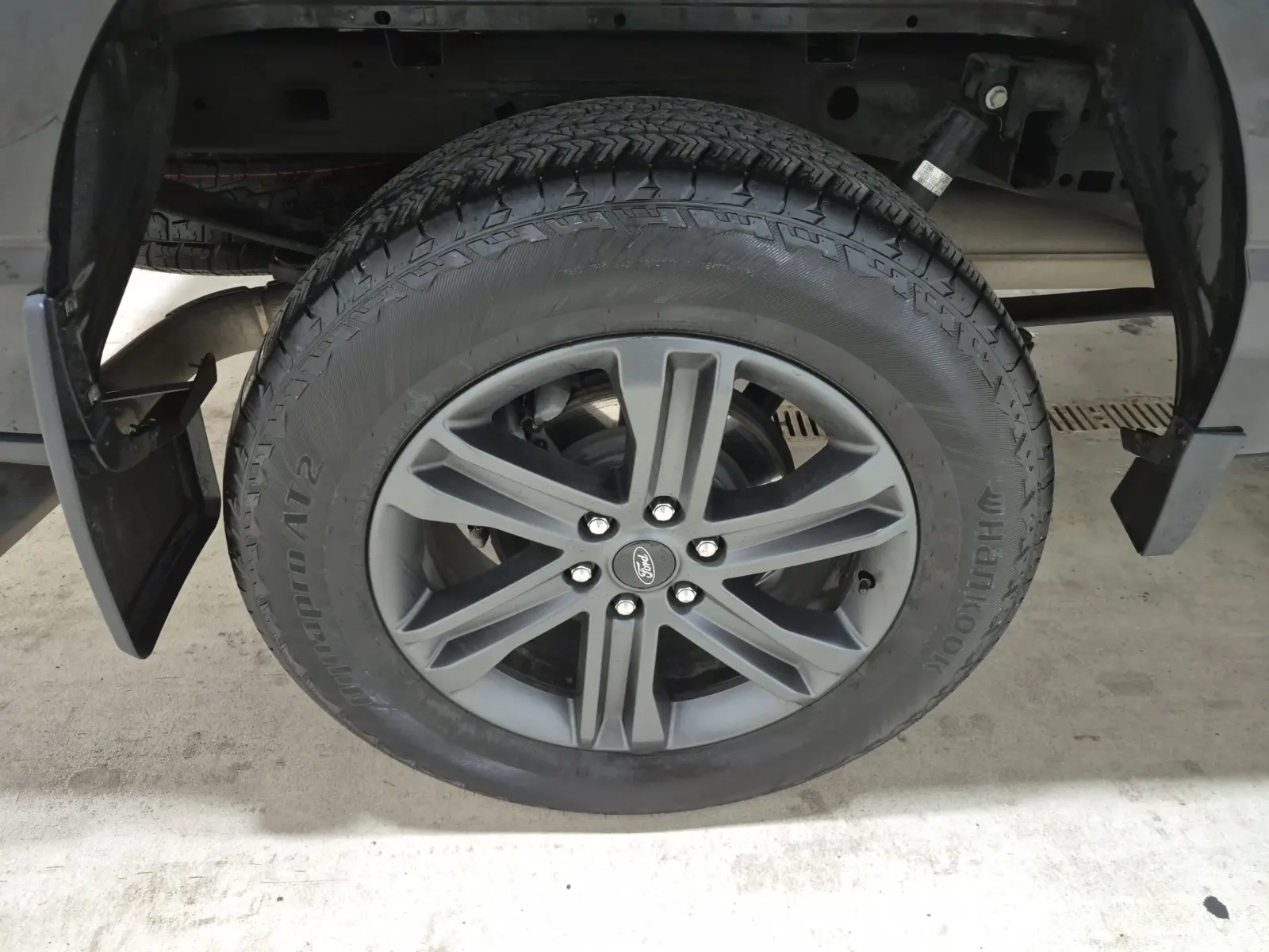 Right Rear Wheel/Tire Photo