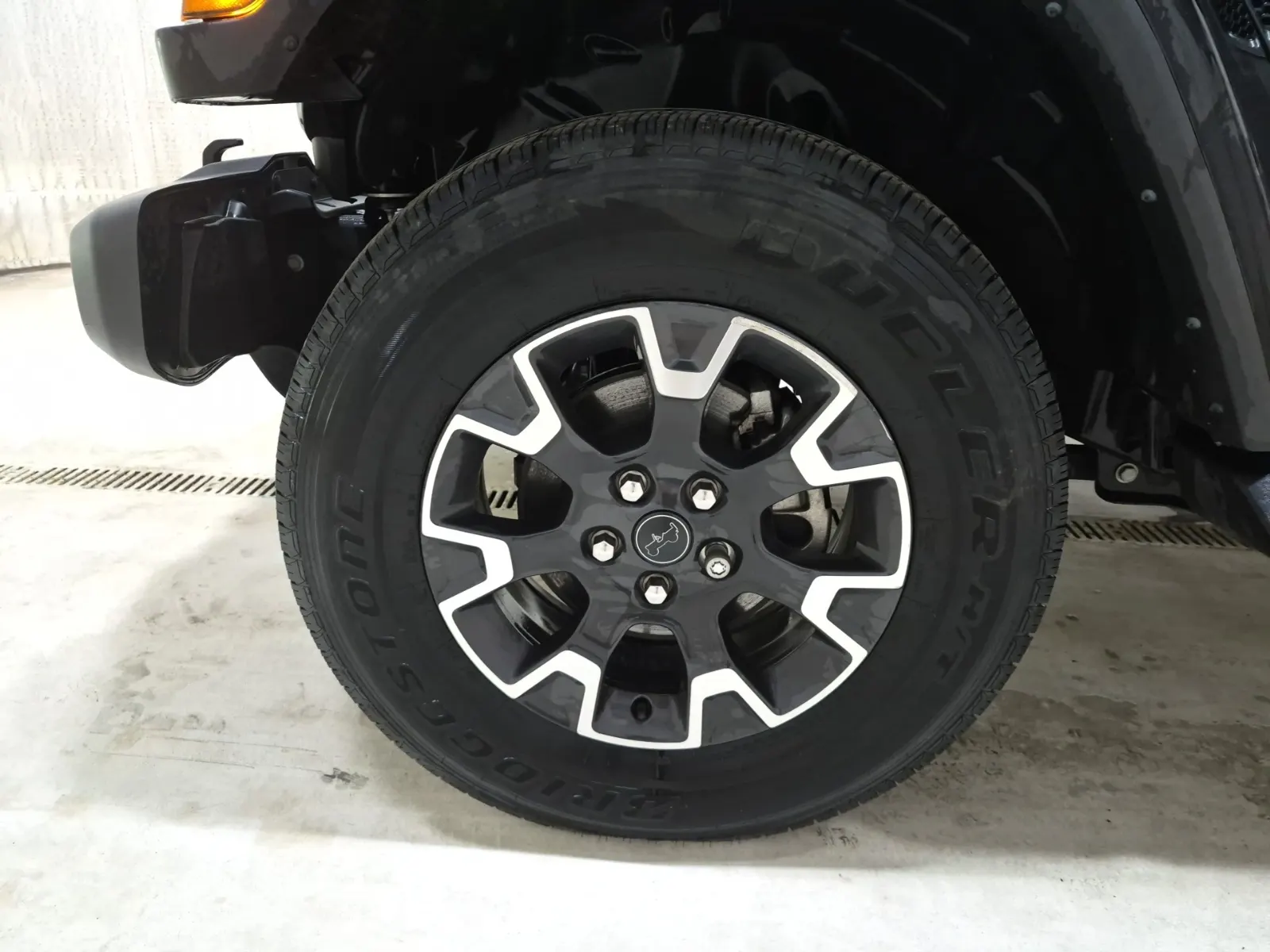 Front driver wheel/tire photo
