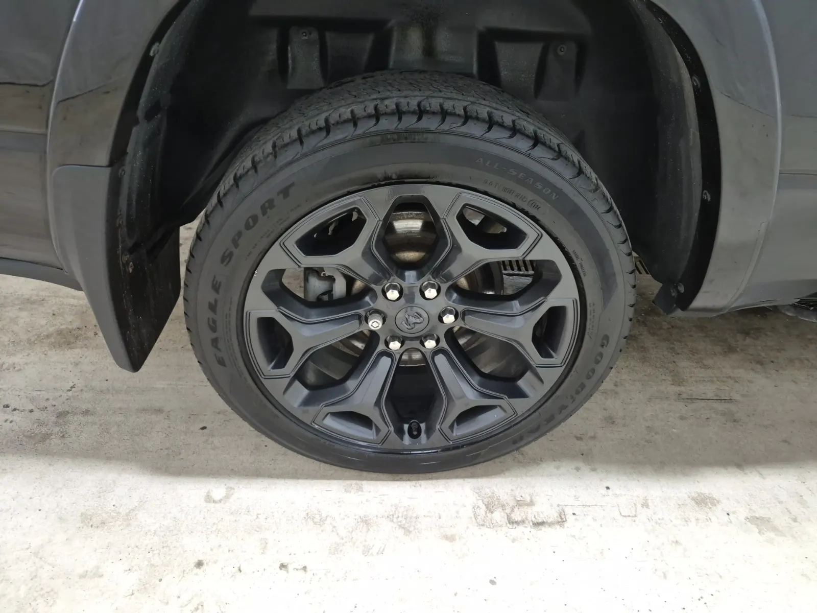 Right Rear Wheel/Tire Photo