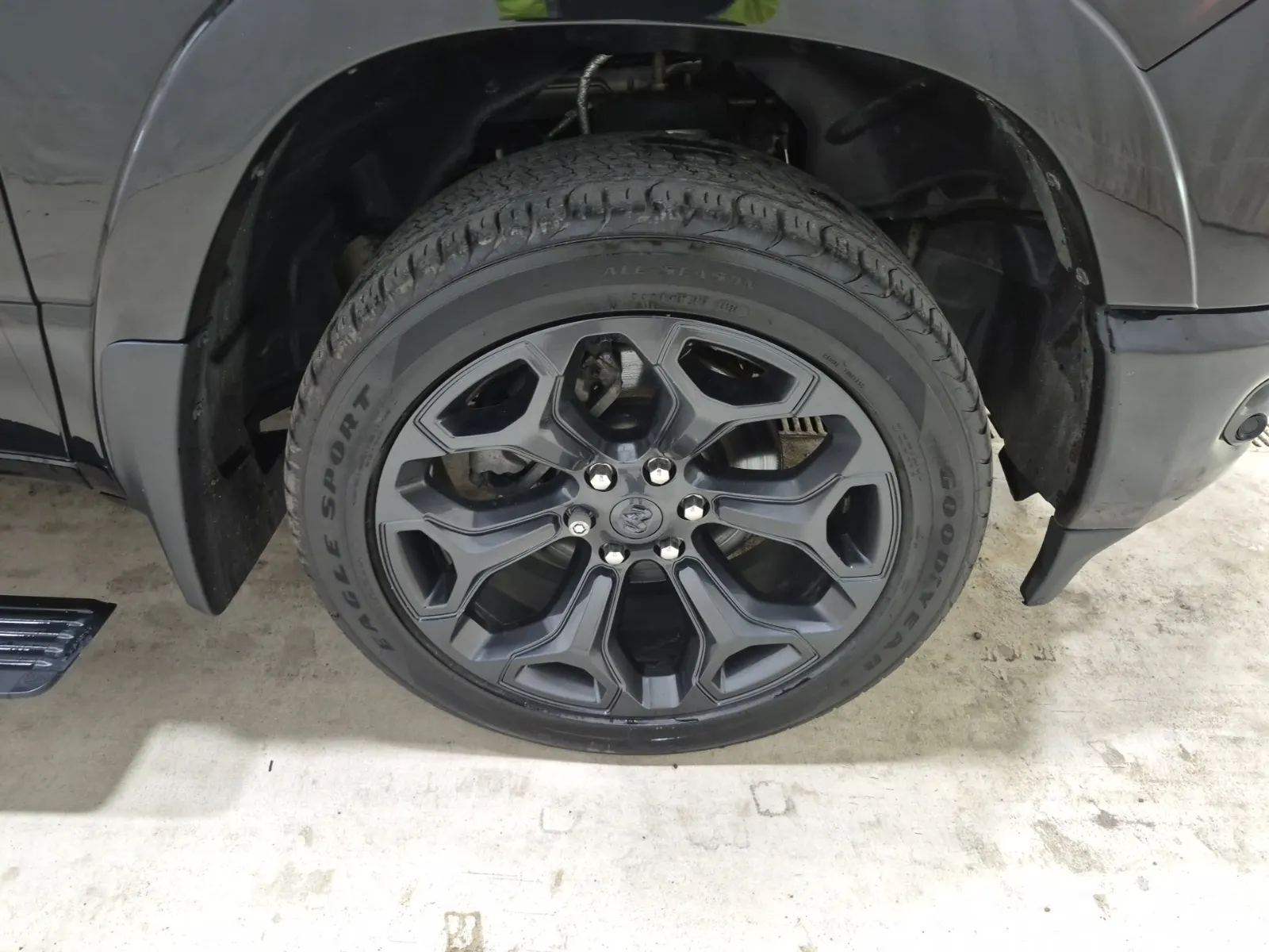 Right Front Wheel/Tire Photo