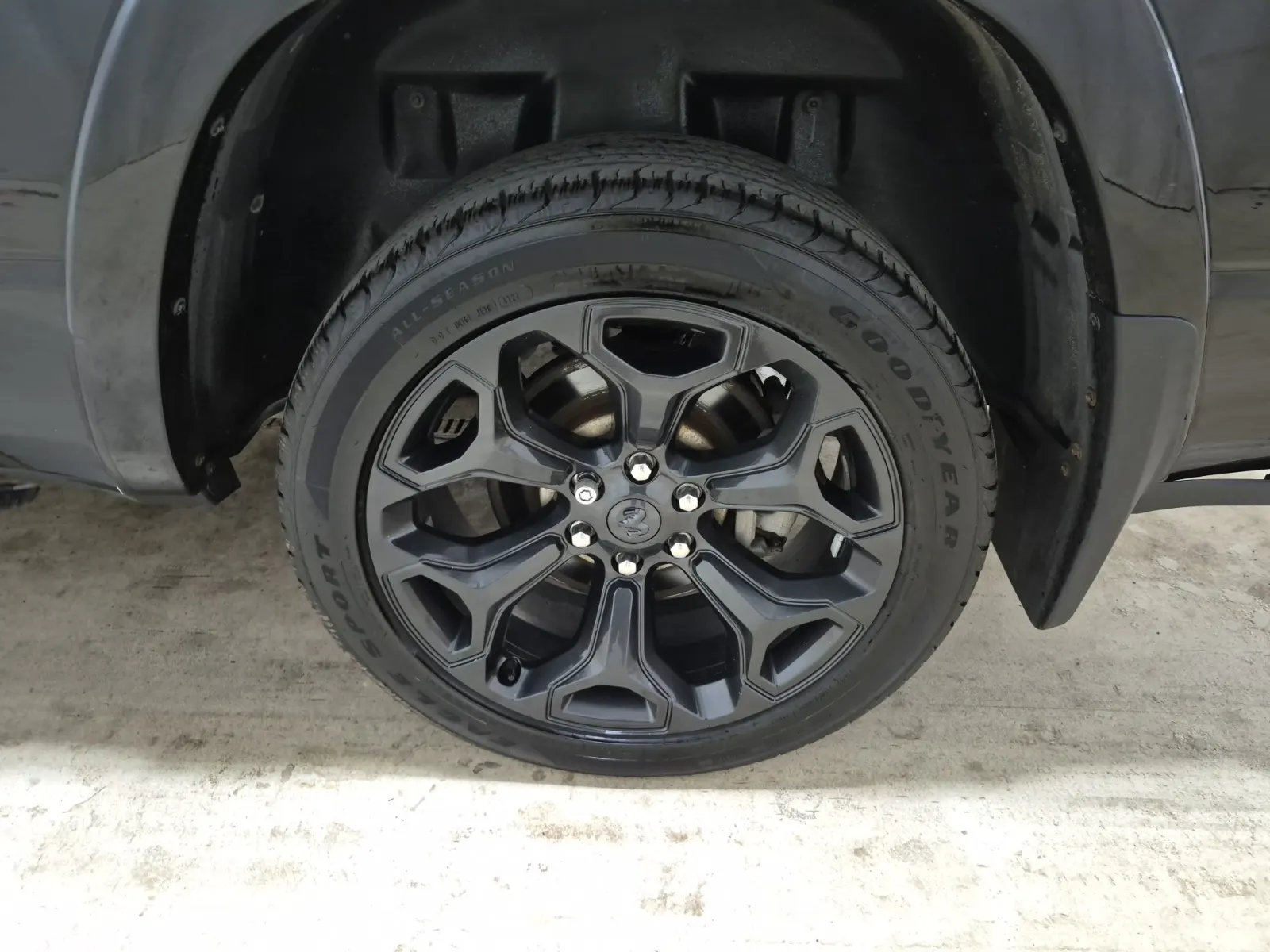 Left Rear Wheel/Tire Photo
