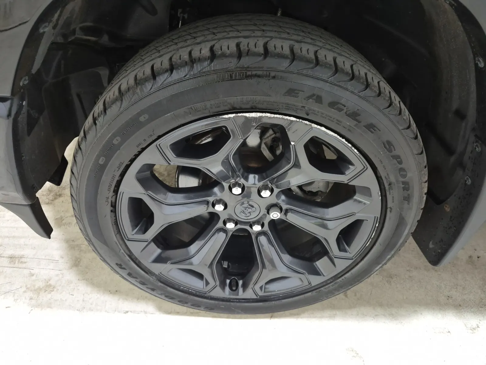 Front driver wheel/tire photo