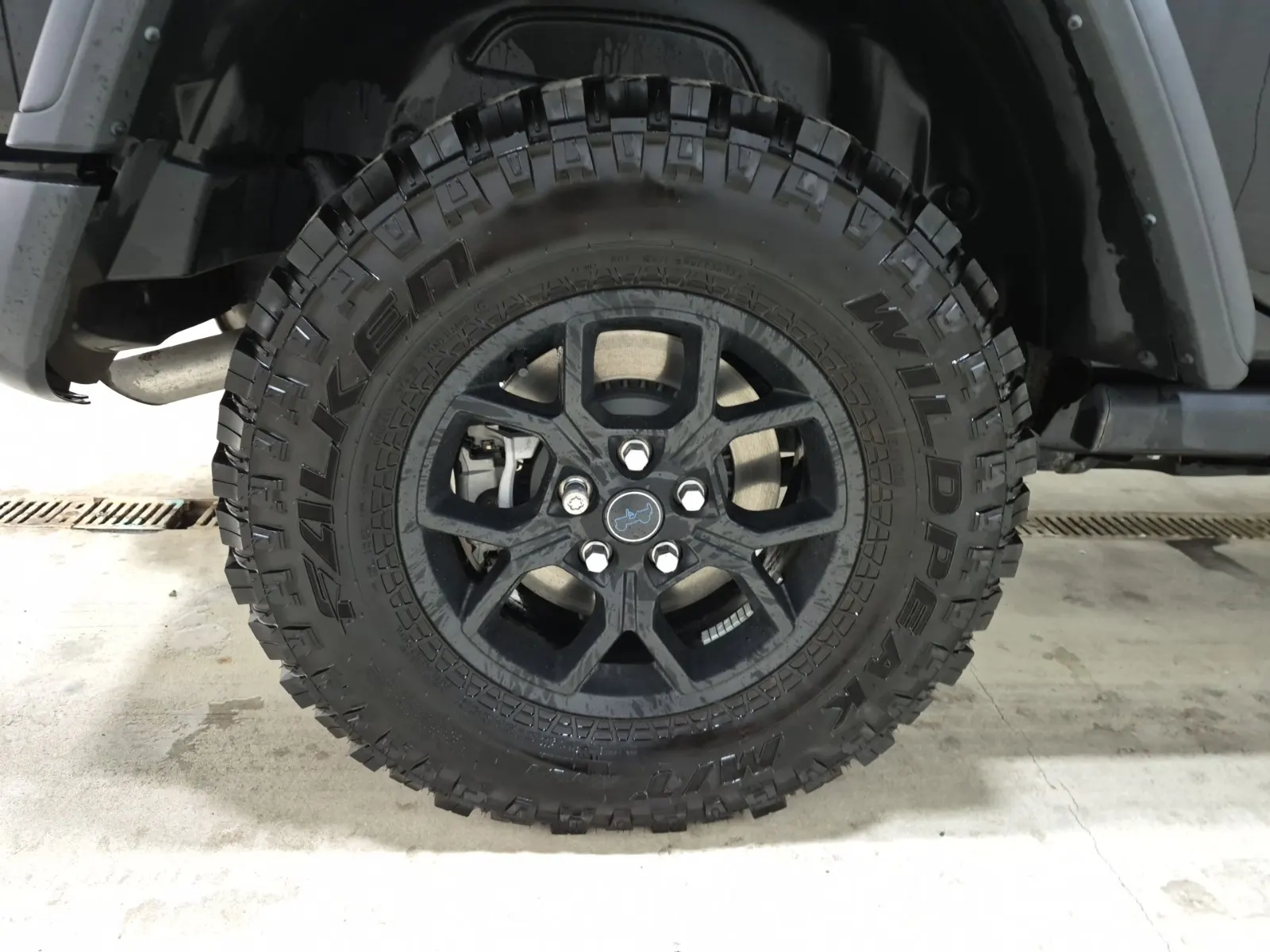 Right Rear Wheel/Tire Photo