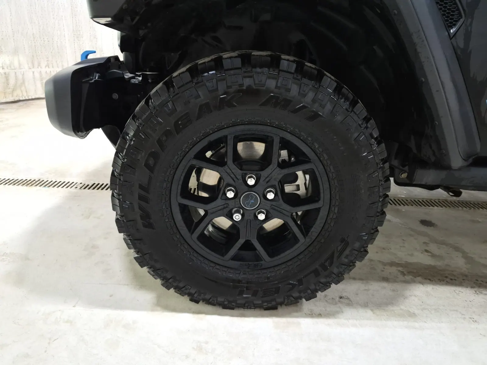 Front driver wheel/tire photo