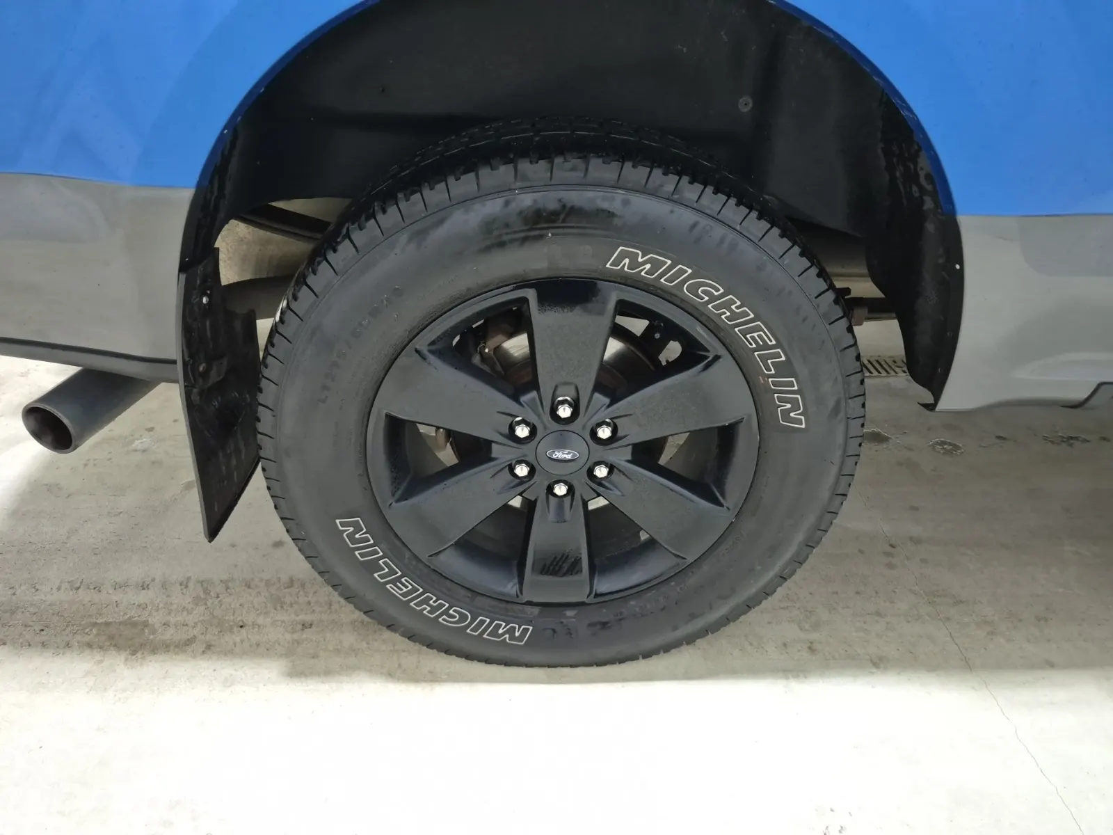 Right Rear Wheel/Tire Photo