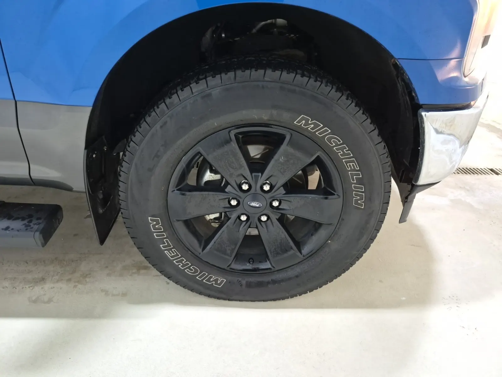 Right Front Wheel/Tire Photo