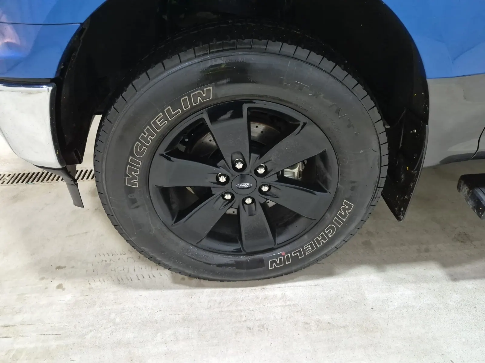 Front driver wheel/tire photo