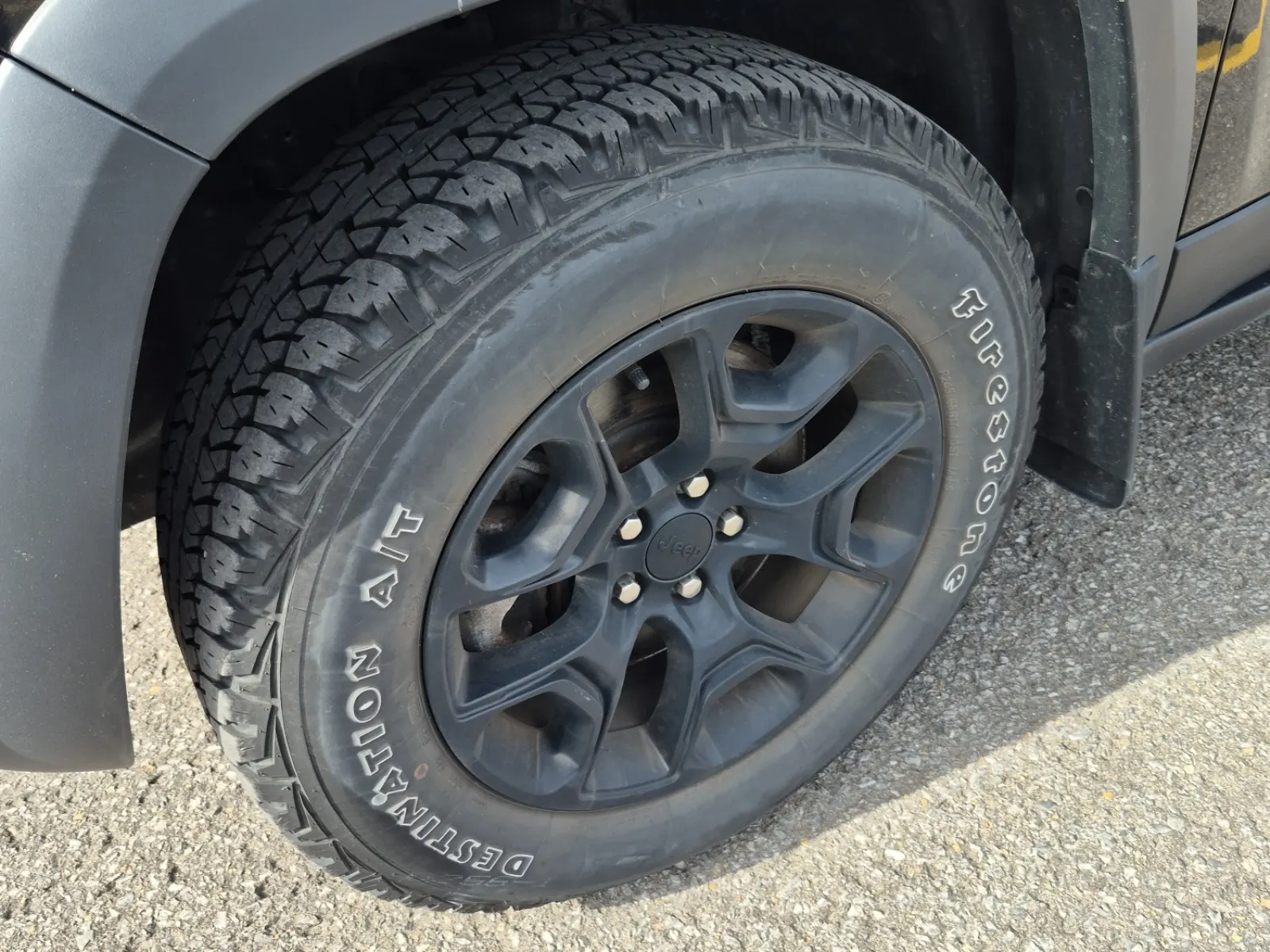 Front driver wheel/tire photo