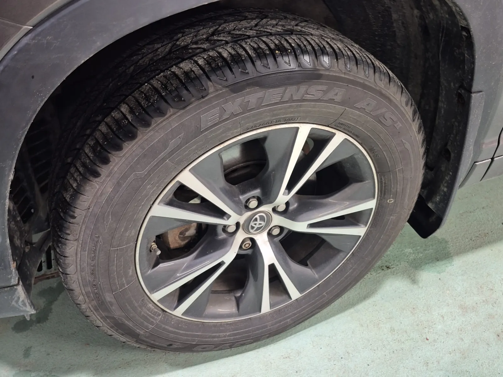 Front driver wheel/tire photo