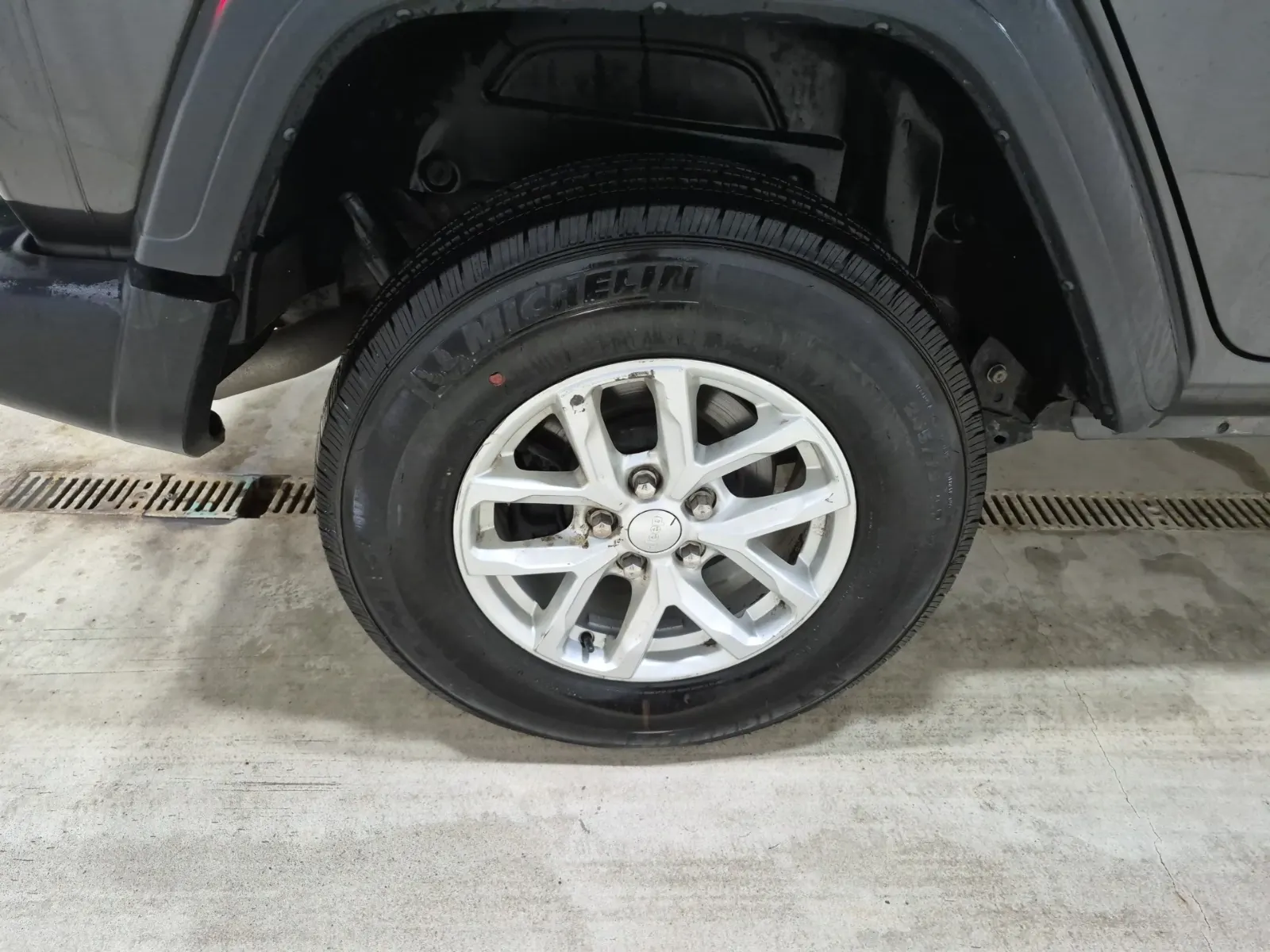 Right Rear Wheel/Tire Photo