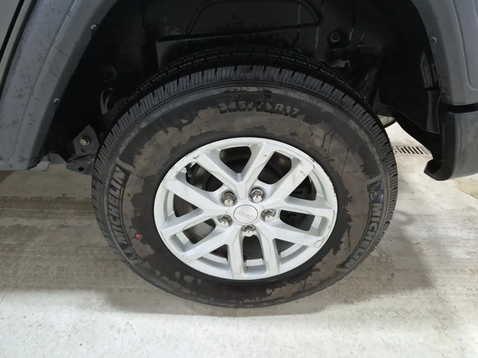 Left Rear Wheel/Tire Photo