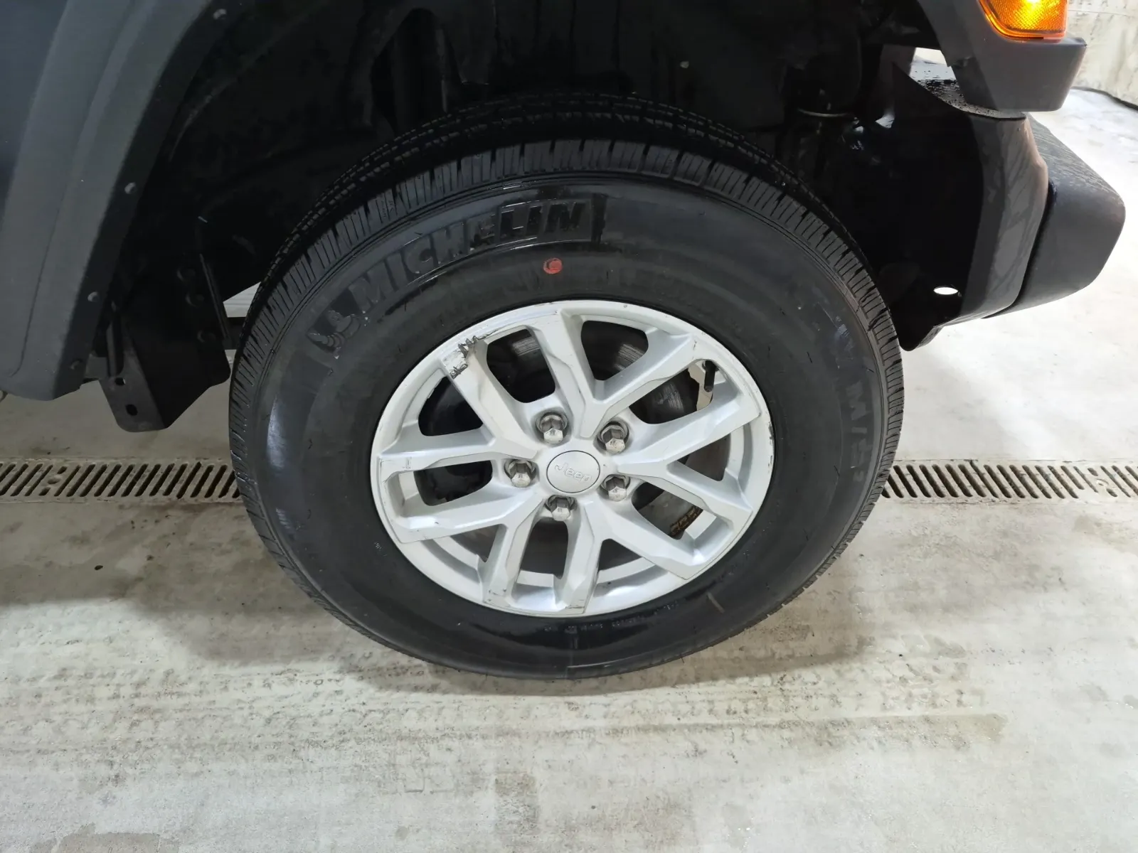 Right Front Wheel/Tire Photo
