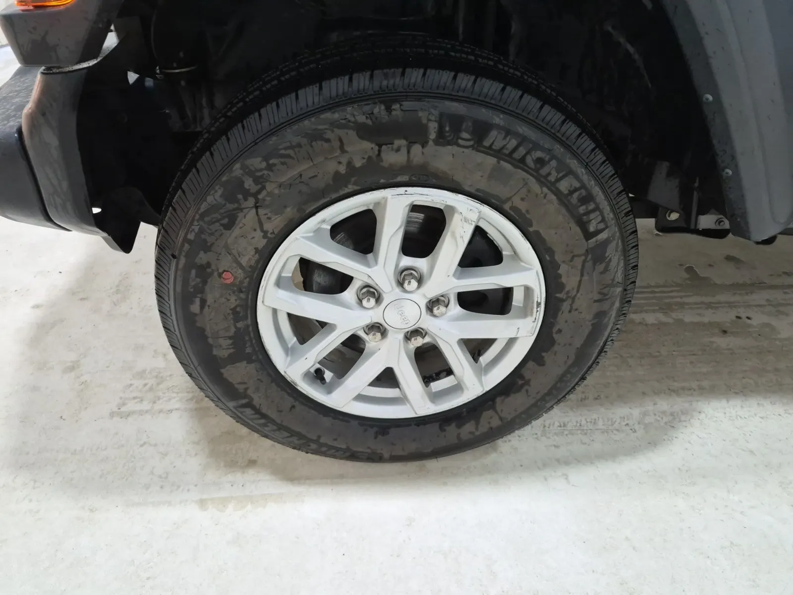 Front driver wheel/tire photo