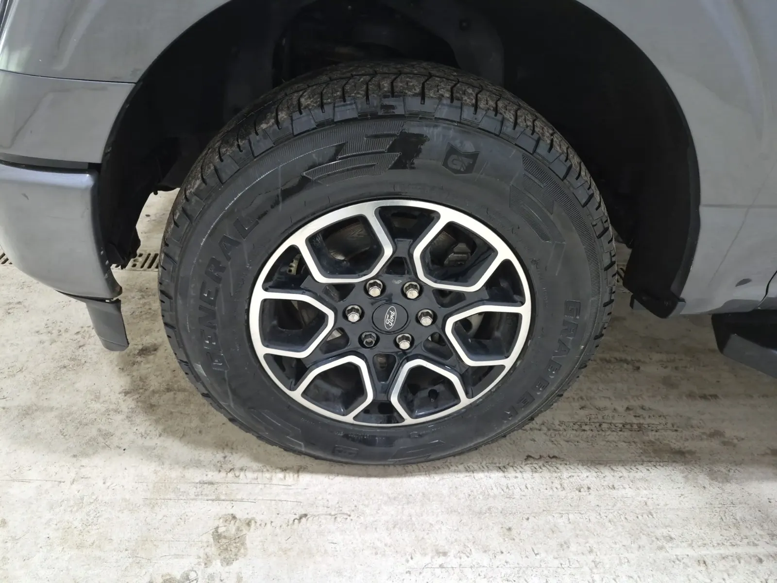 Front driver wheel/tire photo