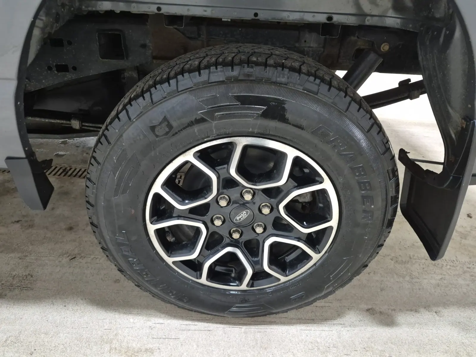 Left Rear Wheel/Tire Photo