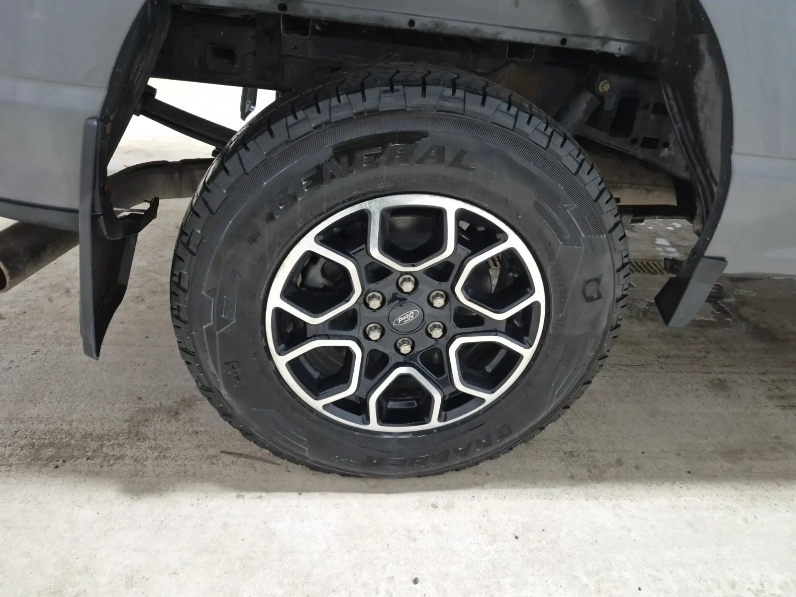 Right Rear Wheel/Tire Photo