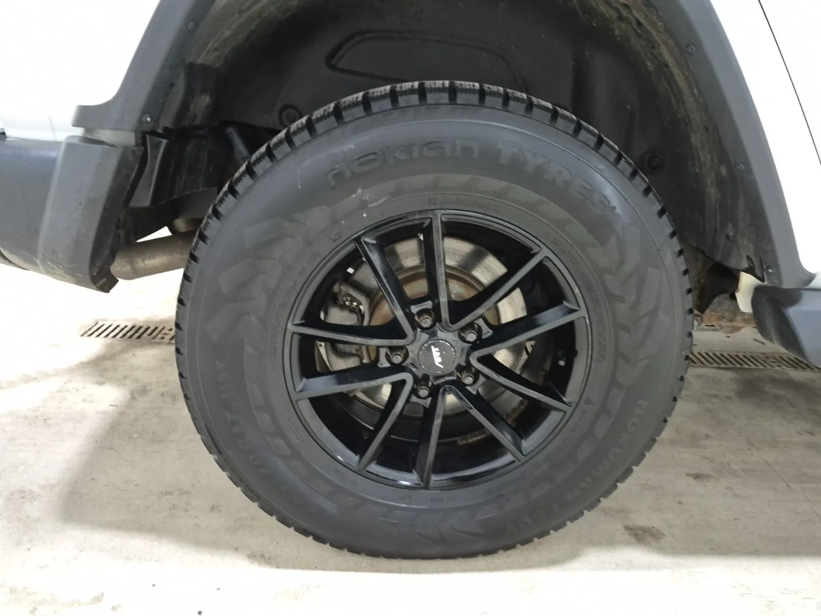 Right Rear Wheel/Tire Photo