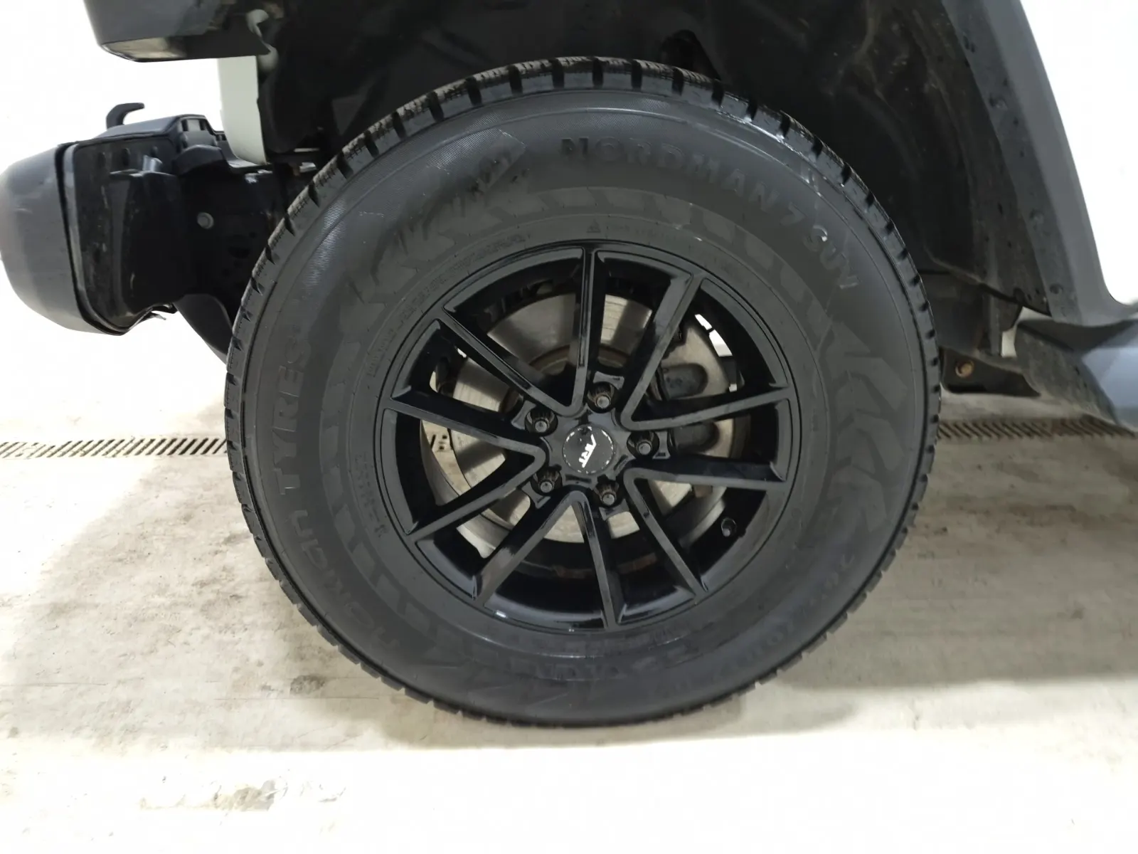 Front driver wheel/tire photo