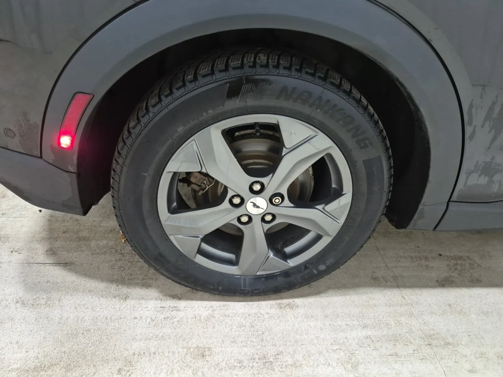 Right Rear Wheel/Tire Photo
