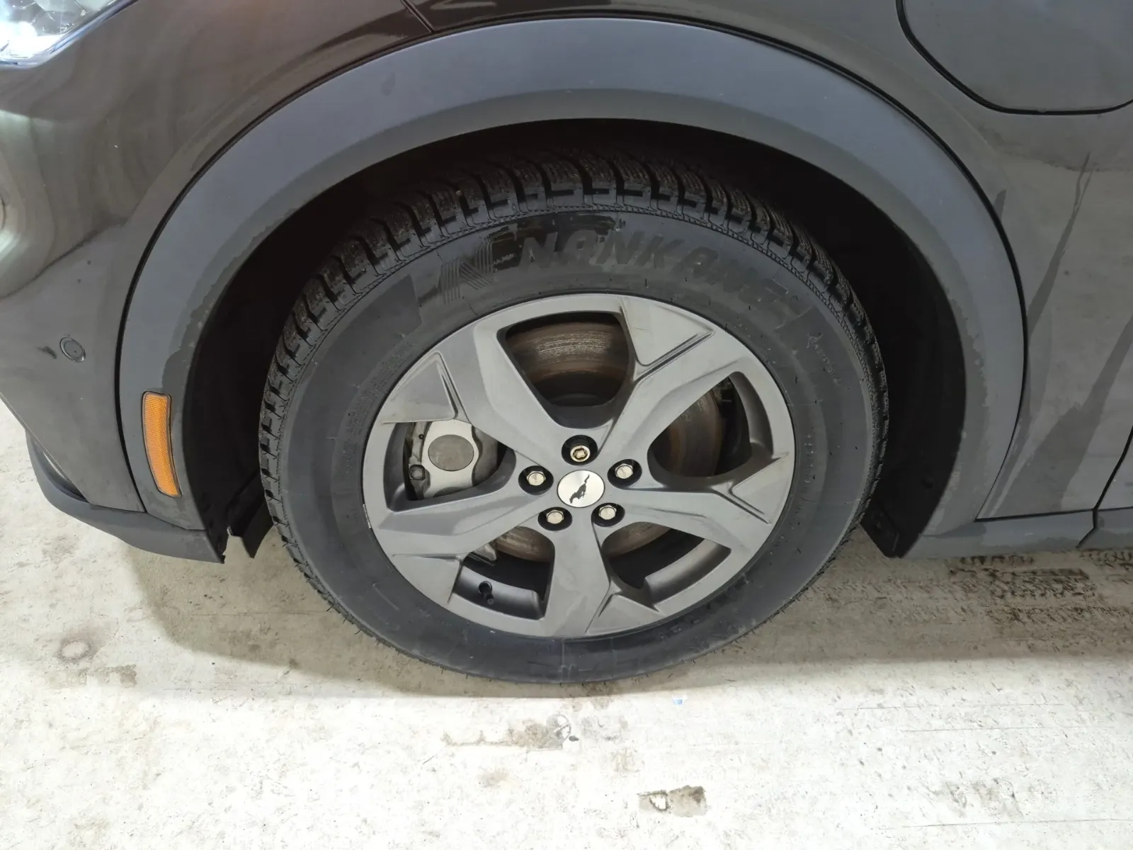 Front driver wheel/tire photo