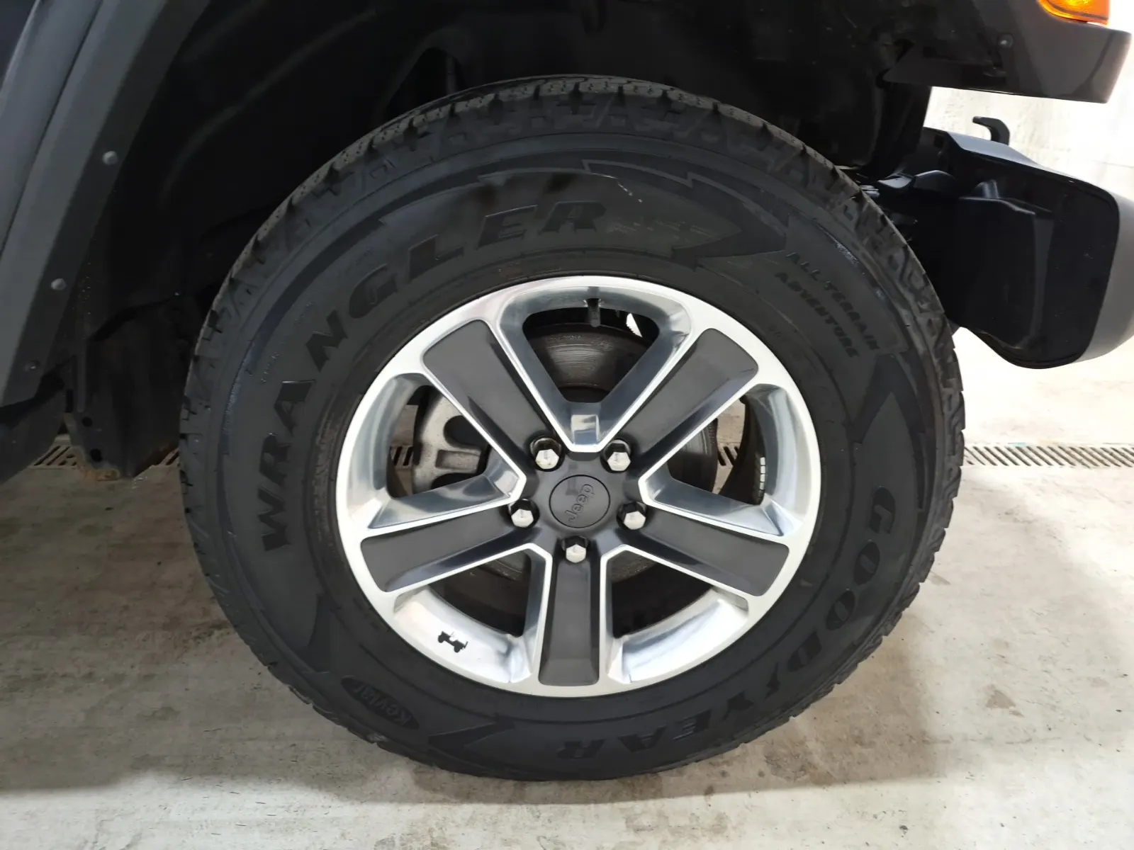 Right Front Wheel/Tire Photo