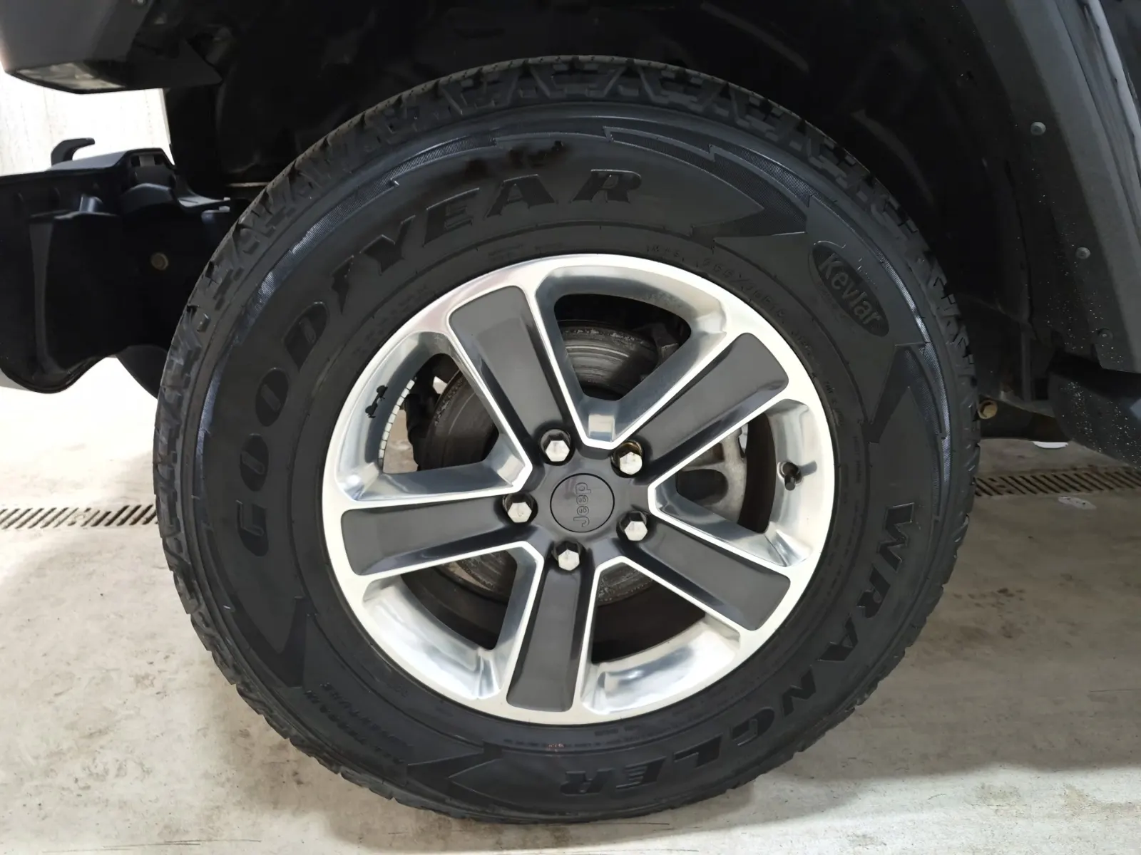 Front driver wheel/tire photo