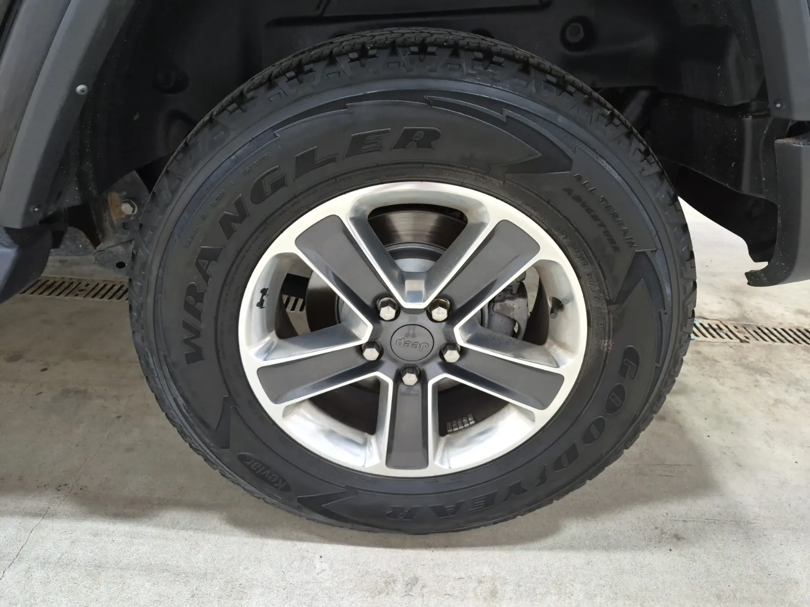 Left Rear Wheel/Tire Photo